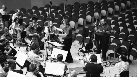 Jorge Mester, Alberto Mizrahi, and members of the Barcelona Symphony-National Orchestra of Catalonia.