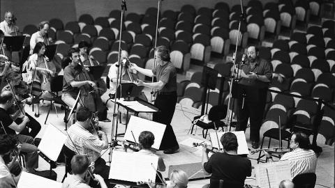 Jorge Mester, Alberto Mizrahi, and members of the Barcelona Symphony-National Orchestra of Catalonia.