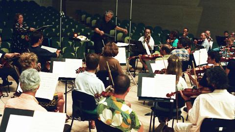 Jorge Mester, Phyllis Bryn-Julson & Members of the Barcelona Symphony