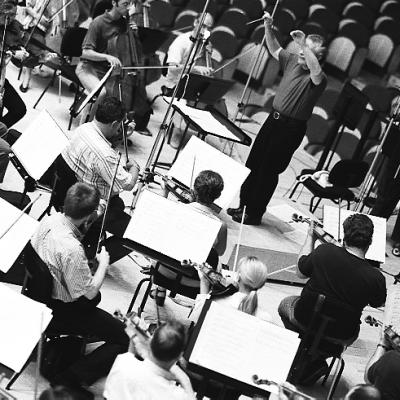 Jorge Mester, Alberto Mizrahi, and members of the Barcelona Symphony-National Orchestra of Catalonia