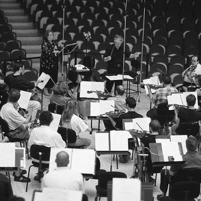 Jorge Mester, Phyllis Bryn-Julson & Members of the Barcelona Symphony