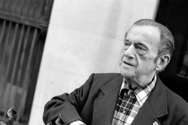 Seymour Rechtzeit sings Vos geven iz geven un nito